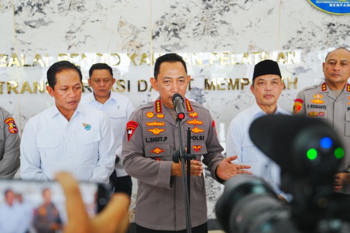 Petugas berjibaku memadamkan kebakaran lahan di tengah musim kemarau yang diperparah El Nino.