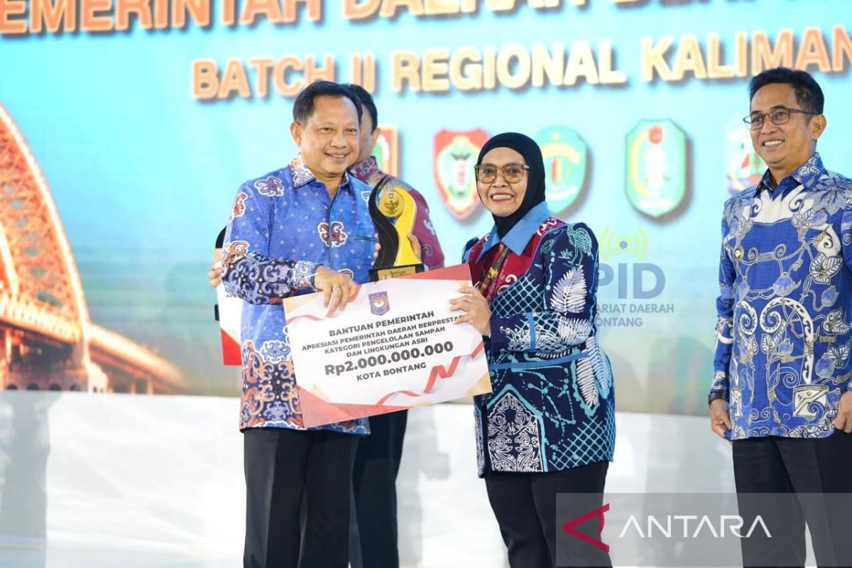Wali Kota Bontang, Basri Rase, menerima penghargaan berupa dana apresiasi dari perwakilan Kementerian Dalam Negeri atas capaian sebagai Pemerintah Daerah Berprestasi.
