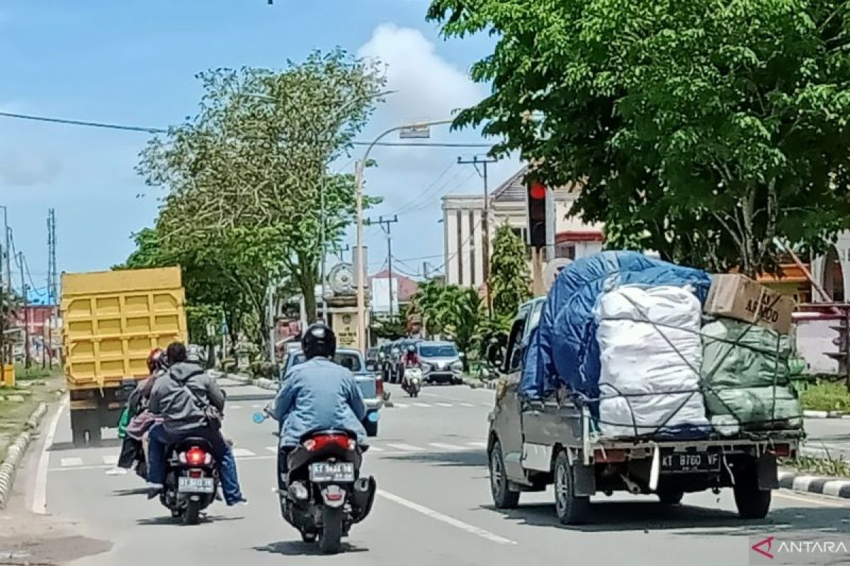 Stasiun Pengisian Bahan Bakar Umum (SPBU) yang dikelola Badan Usaha Milik Daerah (BUMD) di Penajam Paser Utara siap melayani kebutuhan BBM subsidi masyarakat setempat.