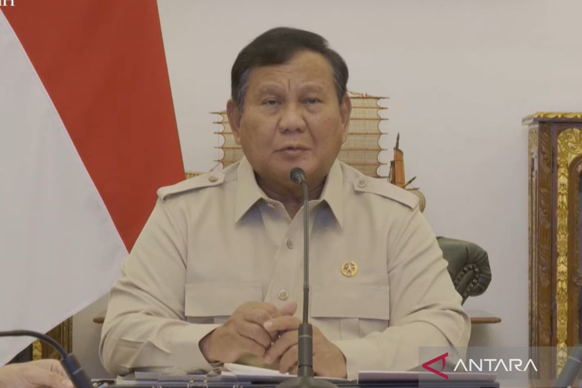 Presiden Prabowo Subianto memimpin rapat terbatas untuk memantau perkembangan penanganan bencana alam di Indonesia melalui konferensi video, Senin.