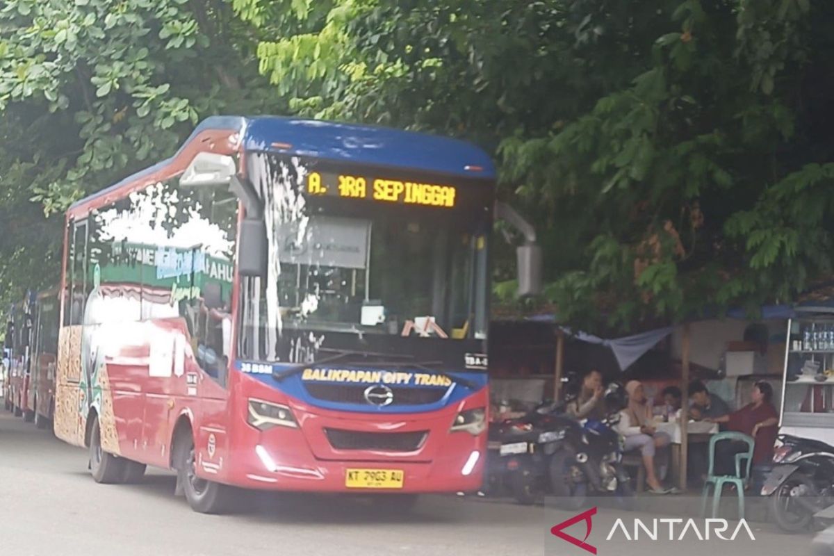 Bus Trans Balikpapan melayani rute di kota. Pemkot Balikpapan menyiapkan anggaran Rp17 miliar untuk mengelola penuh layanan angkutan umum mulai 2027.