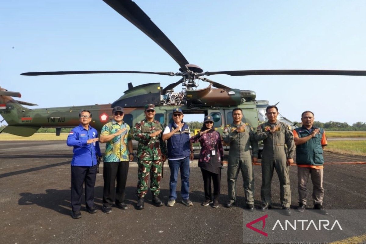 Helikopter melakukan operasi pengeboman air di kawasan hutan untuk mencegah penyebaran kebakaran hutan dan lahan.
