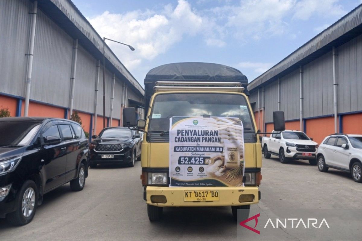 Petugas mendistribusikan beras Cadangan Pangan Pemerintah Daerah (CPPD) untuk menstabilkan harga dan memastikan ketersediaan pasokan di Kabupaten Mahakam Ulu.