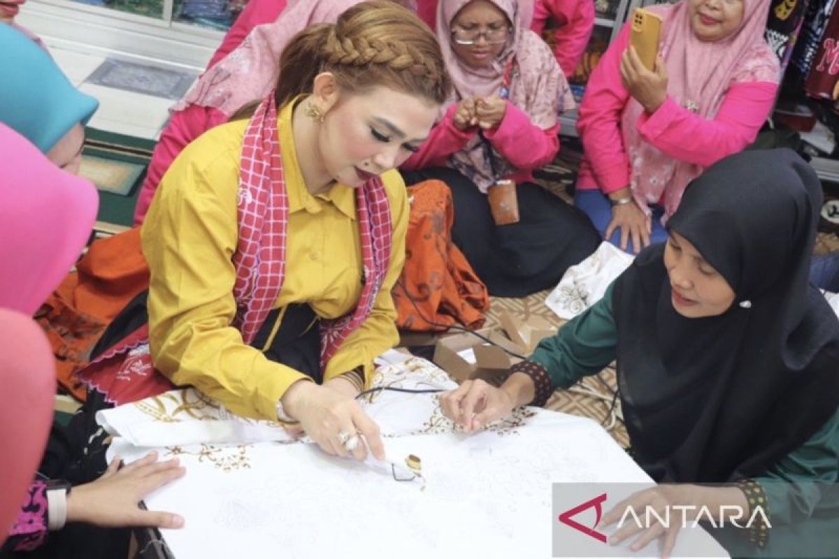 Perajin lokal di Kalimantan Timur sedang menampilkan produk kerajinan tangan khas daerah yang akan diperluas pasarnya.