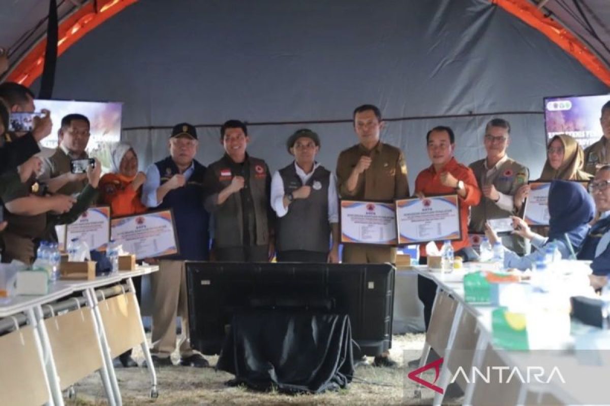 Petugas di Kalimantan Timur mengenakan alat pelindung diri (APD) lengkap saat bersiap mengoperasikan peralatan pemadam kebakaran. (Ilustrasi)