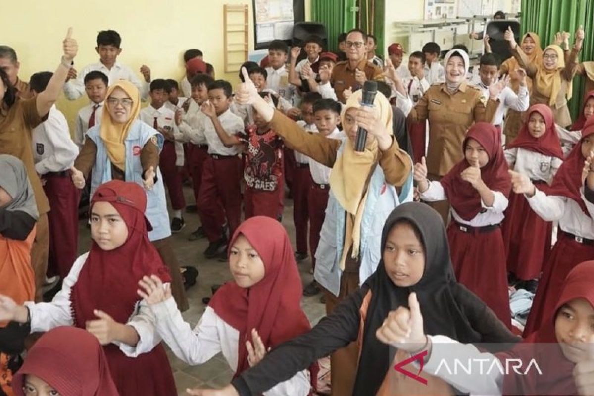 Siswa Sekolah Dasar di Samarinda antusias mengikuti program edukasi antikorupsi 'Jumat Bersepeda KK' yang diinisiasi oleh Pemerintah Kota melalui Inspektorat.