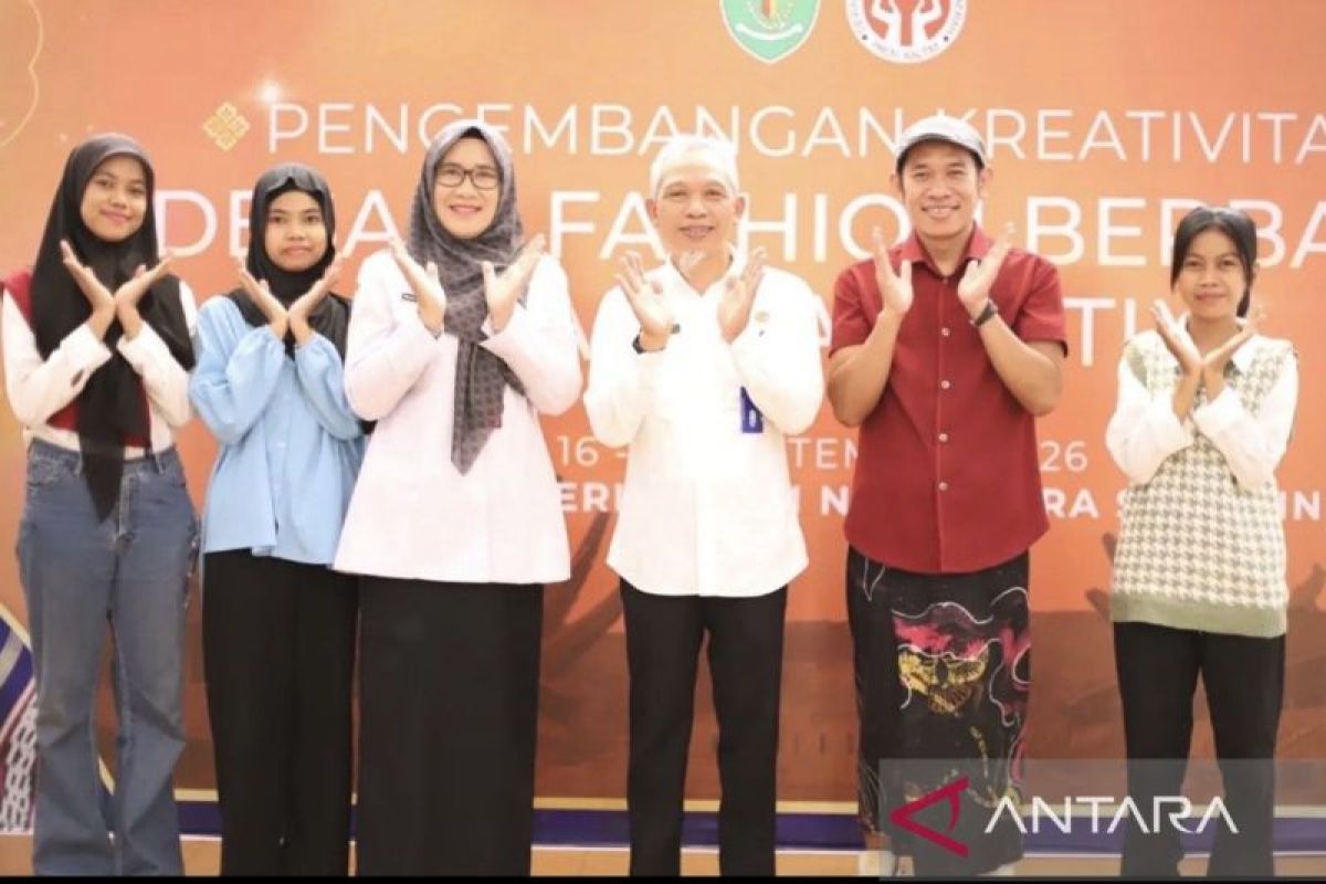 Generasi muda Kalimantan Timur didorong untuk berinovasi menciptakan desain fesyen modern menggunakan wastra lokal.