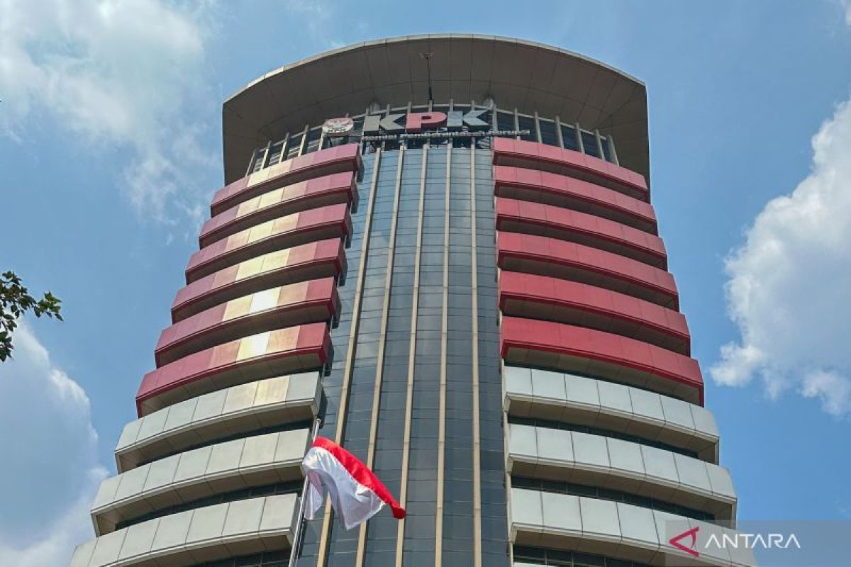 Direktur Utama PT Mahaguna Karya Indonesia memasuki gedung Komisi Pemberantasan Korupsi (KPK) untuk menjalani pemeriksaan terkait kasus gratifikasi mantan Bupati Kutai Kartanegara, Rita Widyasari.