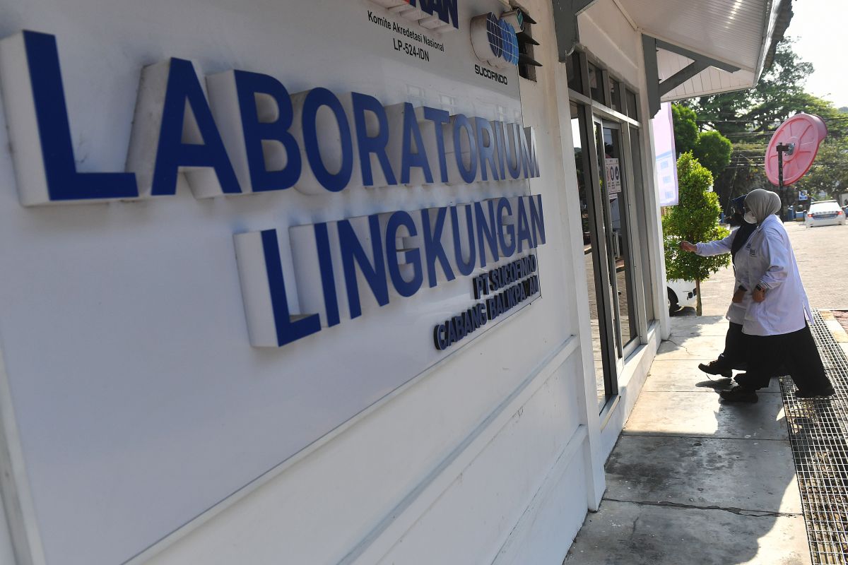 Anggota Komisi VII DPR RI saat melakukan kunjungan kerja pengawasan penerapan Standar Nasional Indonesia (SNI) di fasilitas pengujian mutu industri.