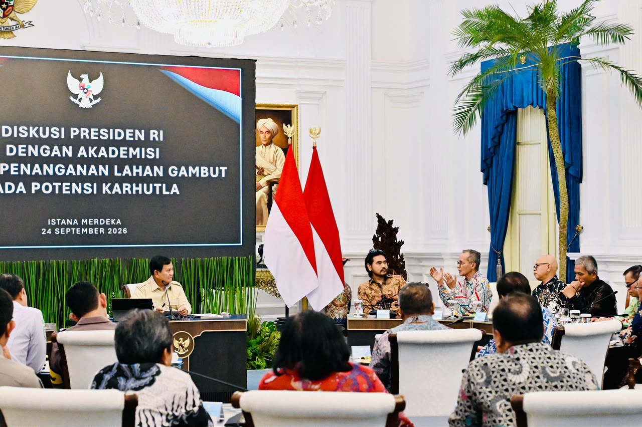 Presiden Prabowo Subianto memimpin diskusi strategis bersama akademisi di Istana Merdeka, Jakarta, membahas solusi komprehensif penanganan kebakaran lahan gambut.