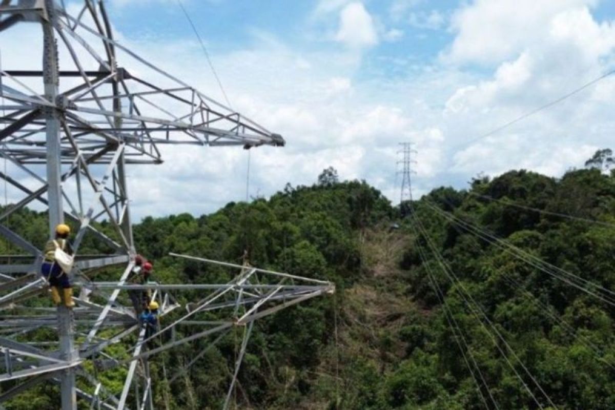 Instalasi Pembangkit Listrik Tenaga Surya (PLTS) komunal sebagai solusi energi terbarukan yang menerangi desa-desa terpencil di Kabupaten Kutai Timur.