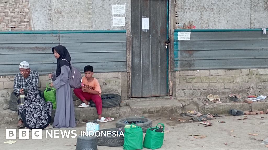 Wali santri menjemput anak-anak mereka dari Ponpes Abul Barokat Wannafahat setelah dugaan kekerasan seksual oleh pimpinan pesantren mencuat.