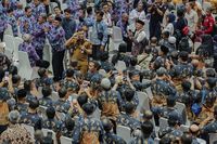 Gubernur Ahmad Luthfi menyerahkan piagam penghargaan kepada perwakilan pendonor darah sukarela, mengapresiasi kontribusi mereka terhadap kesehatan masyarakat.