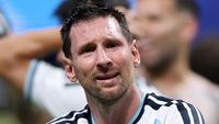 Lionel Messi dalam momen refleksi, menggambarkan kontemplasi besar dalam karir internasionalnya.