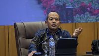 Petugas Manggala Agni bersiaga melakukan pemadaman Karhutla di salah satu daerah rawan. Kesiapsiagaan dan mitigasi dini menjadi kunci menghadapi puncak ancaman di 2027.