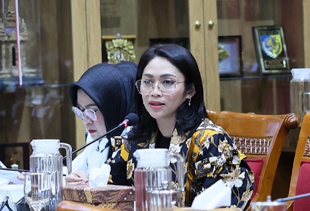 Anggota DPR RI Eva Stevany Rataba saat menyampaikan keterangan pers mengenai dugaan kesalahan data pada Data Tunggal Sosial dan Ekonomi Nasional (DTSEN).