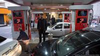 Warga Iran mengantre di stasiun pengisian bahan bakar di Tehran di tengah ketegangan sanksi AS dan kenaikan harga bensin yang baru saja ditetapkan.