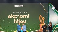 Perwakilan BNI menerima Anugerah Ekonomi Hijau atas inisiatif konservasi mangrove dan program pemberdayaan ekonomi masyarakat pesisir.