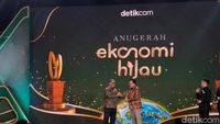 Direktur Utama Jasa Raharja, Muhammad Awaluddin, saat menerima Anugerah Ekonomi Hijau 2026, sebuah penghargaan yang mengapresiasi kontribusi signifikan perusahaan dalam memperkuat ekosistem keselamatan transportasi nasional.
