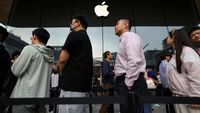 Ribuan penggemar Apple mengantre panjang di salah satu Apple Store di Tiongkok, menunjukkan antusiasme luar biasa saat peluncuran generasi terbaru iPhone Pro dan Pro Max.