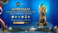 Perwakilan Kementerian Dalam Negeri menyerahkan penghargaan kepada Pemerintah Daerah berprestasi sebagai bentuk apresiasi atas inovasi dan kontribusi mereka terhadap kesejahteraan regional.