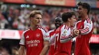 Para pemain depan Arsenal merayakan gol, menunjukkan semangat tim dan koordinasi taktis.