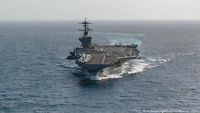 Kapal induk USS Abraham Lincoln (CVN-72) berlayar di perairan internasional. Delapan personel di dalamnya diakui telah melakukan percobaan bunuh diri.