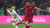 Para pemain AS Roma merayakan gol dalam pertandingan Serie A, menunjukkan awal musim yang menjanjikan.
