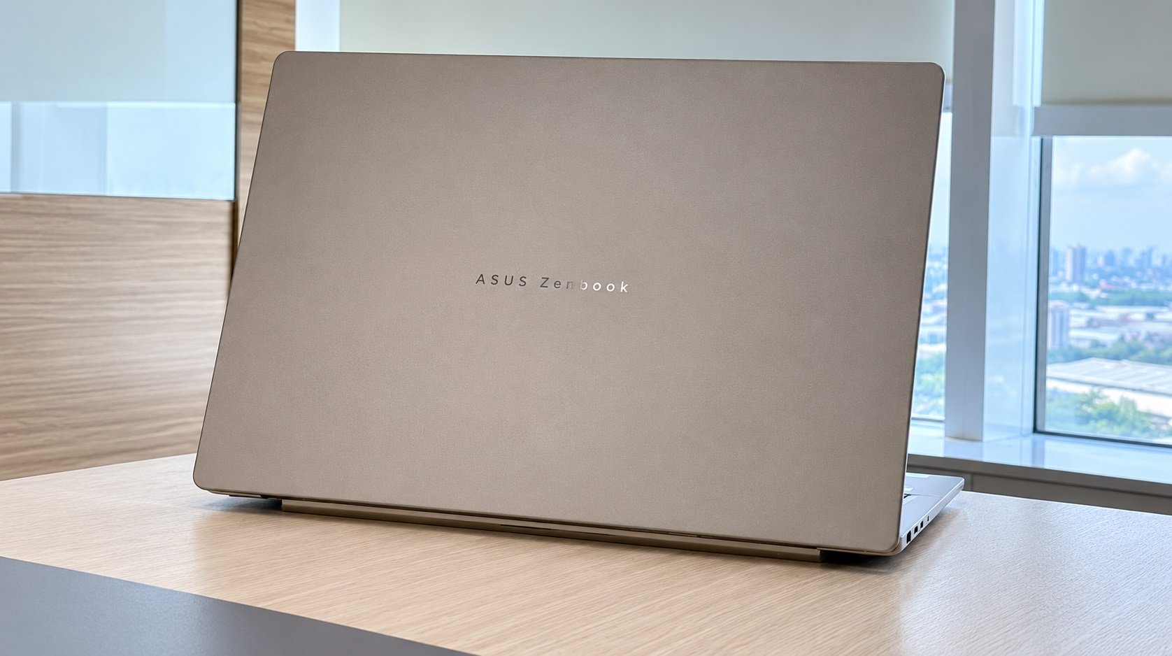 ASUS Zenbook A14 OLED (UX3407NA) 2026 menampilkan kombinasi sempurna antara performa AI terdepan, efisiensi energi, dan desain ultra ringan yang mendukung mobilitas tinggi.