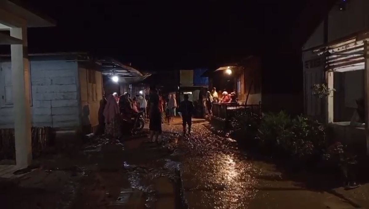 Tim gabungan melakukan pencarian warga yang hilang akibat banjir bandang di Nagari Simpang Tonang, Pasaman, Sumatera Barat, Jumat (18/9/2026).