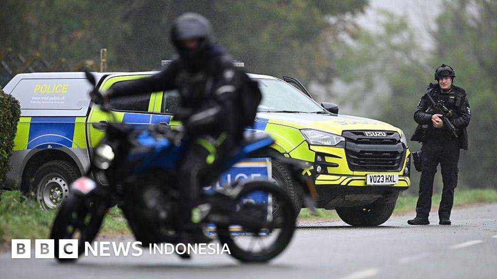 Kendaraan kepolisian dan penjaga keamanan sering terlihat di sekitar pangkalan udara militer Inggris. (Ilustrasi)