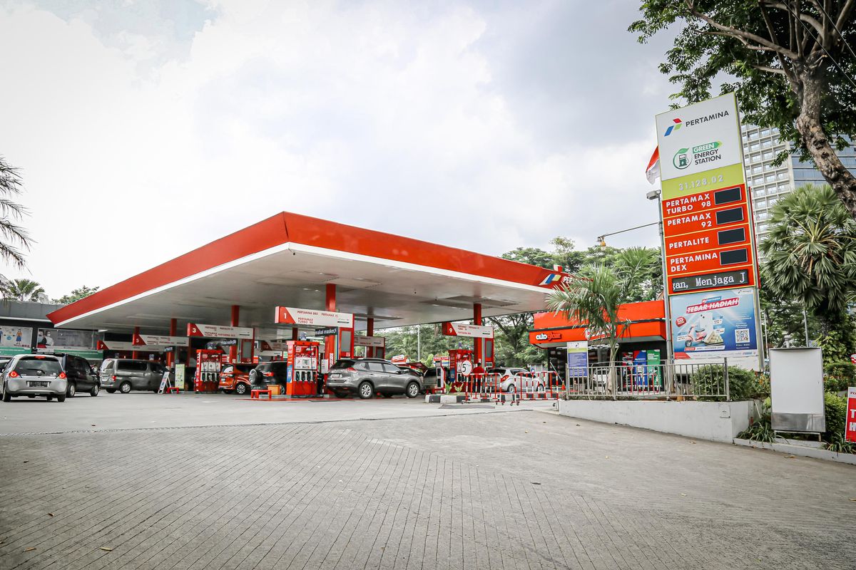 Ilustrasi pengisian bahan bakar kendaraan SUV mewah seperti Fortuner di SPBU, dengan latar belakang spanduk promo uang muka sepeda motor, menyoroti perbandingan biaya yang mengejutkan.