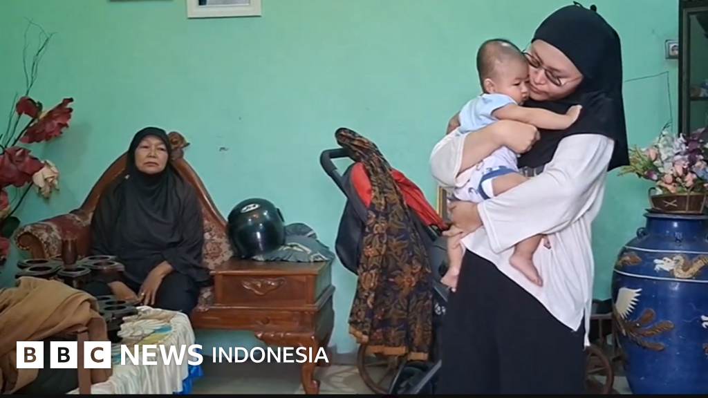 Kabut asap tebal menyelimuti permukiman di Kalimantan Tengah, memaksa warga, termasuk lansia, ibu menyusui, dan bayi, bertahan dalam kondisi udara yang berstatus 'bahaya' akibat karhutla.