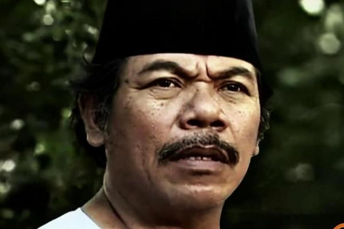 Tim SAR melakukan evakuasi di lokasi jatuhnya pesawat Mandala Airlines di Medan pada 5 September 2005, sebuah tragedi yang menewaskan ratusan jiwa.