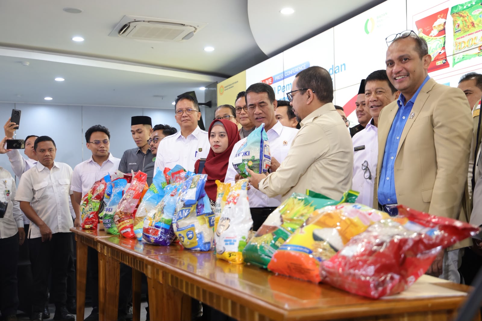 Kemasan beras fortifikasi yang ditarik dari peredaran oleh otoritas pangan akibat dugaan ketidaksesuaian mutu dan kandungan.