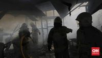Petugas berupaya memadamkan api yang melalap puluhan rumah di Kampung Muka, Pademangan. Insiden ini menyebabkan ratusan warga mengungsi dan kehilangan tempat tinggal.