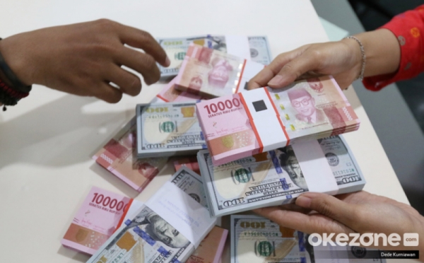 Warga antre mencairkan Bantuan Langsung Tunai (BLT) di Kantor Pos. Akurasi data KTP menjadi kunci kelancaran penerimaan bansos.