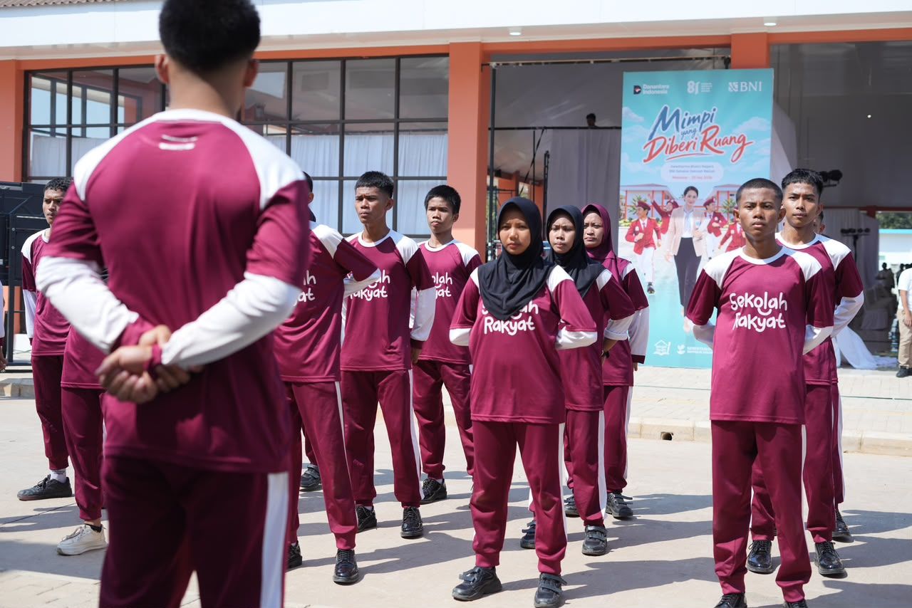 Siswa-siswi antusias mengikuti sesi edukasi finansial di Sekolah Rakyat Terintegrasi, memahami pentingnya menabung untuk masa depan yang lebih terencana.