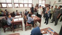 Proses pemulihan infrastruktur pendidikan di SMP Negeri 1 Tukka, Tapanuli Tengah, yang melibatkan partisipasi aktif masyarakat melalui skema swakelola. Kegiatan ini mendapat apresiasi dari Kasatgas PRR.