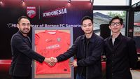 Perwakilan manajemen Borneo FC dan Se'Indonesia saat seremoni penandatanganan kerja sama strategis untuk musim kompetisi 2026/27, mengukuhkan kolaborasi penting bagi masa depan klub.