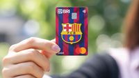 Kartu BRI Debit FC Barcelona menampilkan logo klub, simbol kemitraan strategis bank dan klub sepak bola global untuk menarik penggemar.