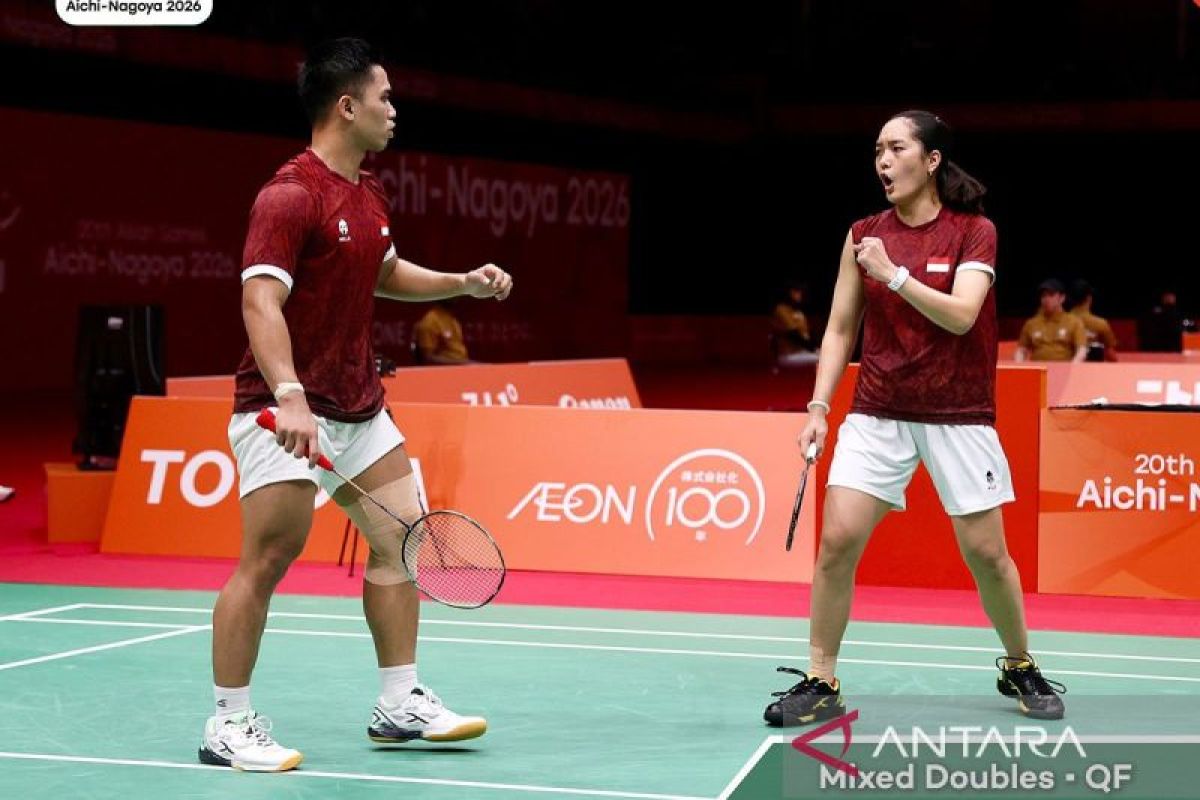 Amri Syahnawi dan Nita Violina Marwah merayakan kemenangan dramatis di semifinal Asian Games 2026.
