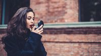 Generasi Z Indonesia aktif menggunakan berbagai produk kosmetik, termasuk dari kategori premium, sebagai bagian dari rutinitas perawatan diri dan ekspresi personal.