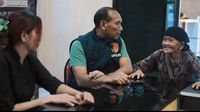 Nenek Emak Oni, korban penipuan hipnotis di Cileungsi, menerima bantuan modal usaha dari pihak kepolisian. Petugas tengah memburu pelaku Farida.