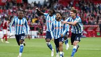 Momen penting saat para pemain Coventry City merayakan gol yang mengakhiri penantian 25 tahun mereka di kasta tertinggi Liga Inggris.