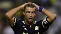 Cristiano Ronaldo menunjukkan ekspresi kecewa saat Al Nassr takluk 0-1 dari Al Ain di leg pertama perempat final Liga Champions Asia.