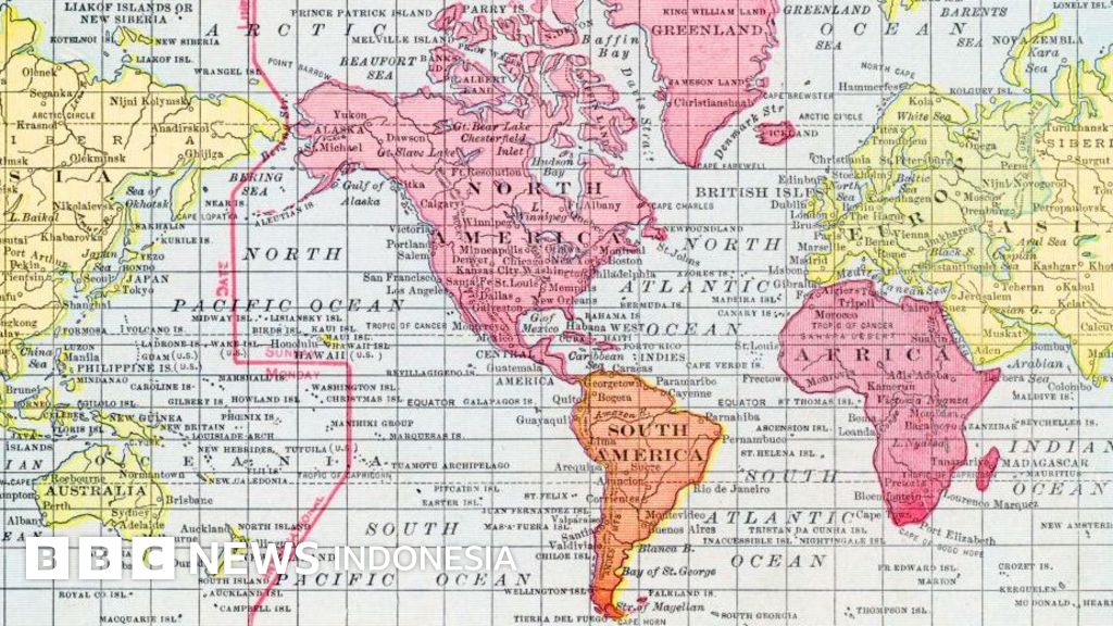 Peta dunia dengan Proyeksi Gall-Peters (kiri) menunjukkan perbandingan ukuran benua yang lebih akurat dibandingkan Proyeksi Mercator (kanan), terutama untuk Afrika dan Greenland.