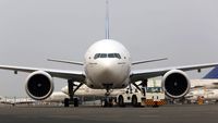 Pesawat terbang melintas di langit senja, merefleksikan ambisi Indonesia untuk kembali mengamankan posisi penting di Dewan ICAO demi masa depan penerbangan global.