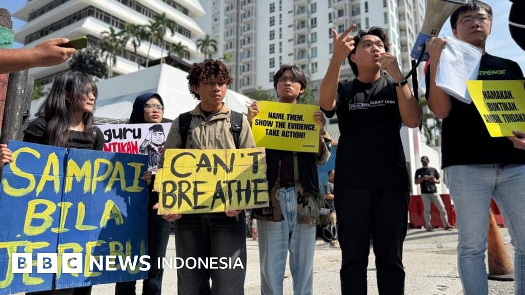 Sejumlah aktivis lingkungan Malaysia menggelar demonstrasi di depan Kedutaan Besar Republik Indonesia di Kuala Lumpur, menuntut transparansi data perusahaan penyebab kabut asap lintas batas.