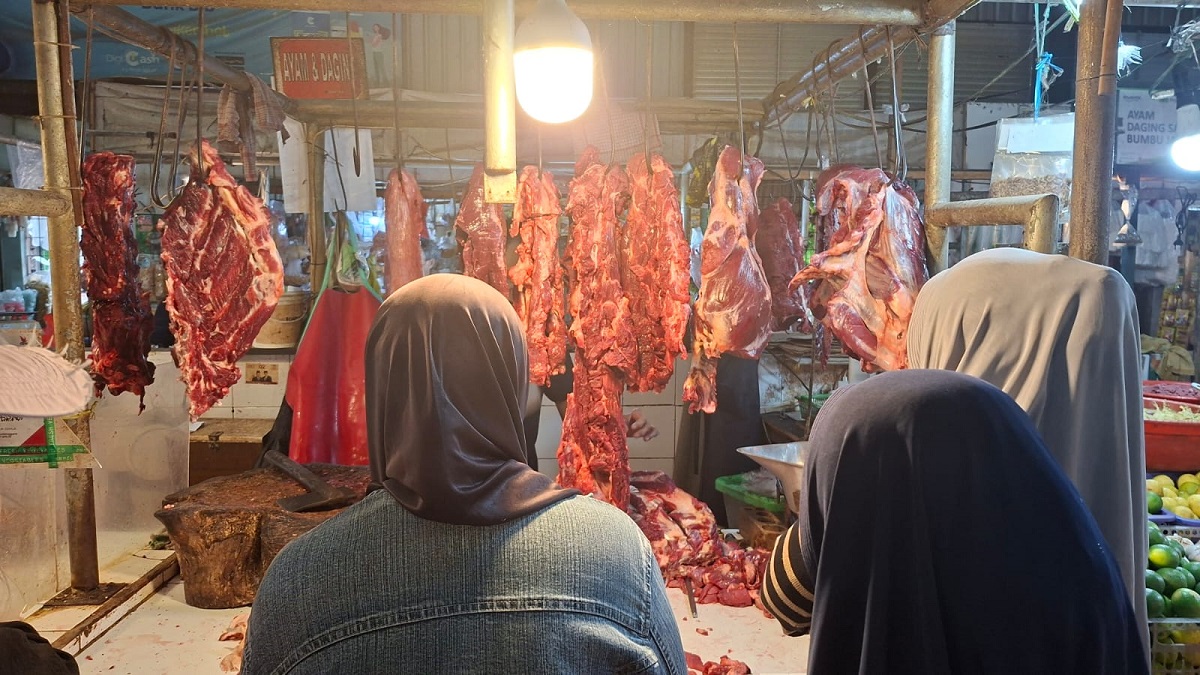 Fluktuasi harga pangan di pasar tradisional, mencerminkan kenaikan drastis pada daging dan komoditas pokok lainnya yang menekan daya beli konsumen.